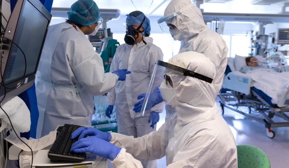 clinicians on a covid ward